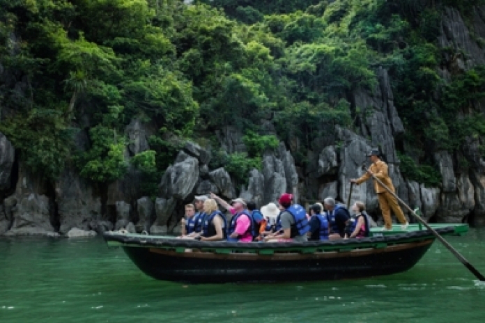 Hanoï - Baie d'Halong - Baie de Lan Ha - Grotte de Sombre & Lumineuse (L, D)