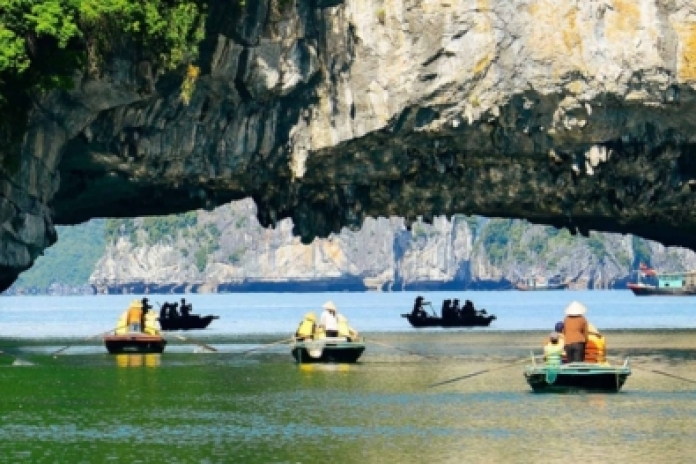 Baie de Lan Ha - Grotte sombre et lumineuse - Hanoï