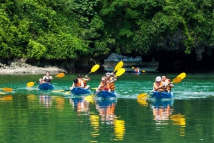 Baie de Bai Tu Long - Grotte de Thien Canh Son - Port International Halong (B, L)