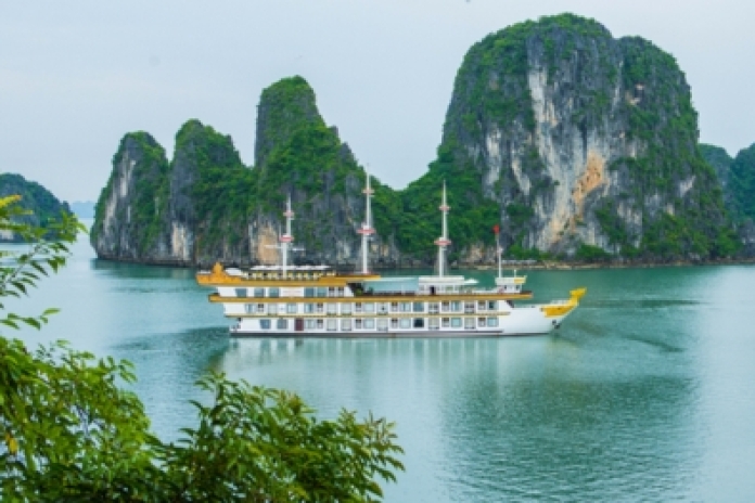 Port international de Ha Long – Baie de Bai Tu Long – Grotte de Thien Canh Son (L,D)