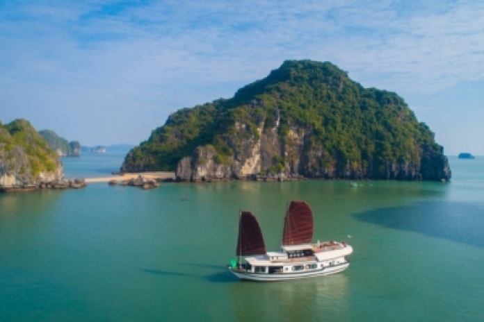 Port international d'Ha Long – Baie de Bai Tu Long – Grotte de Thien Canh Son (L, D)