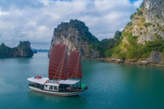 Port International de Ha Long – Baie de Bai Tu Long – Grotte de Thien Canh Son (L,D)