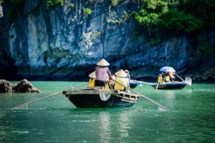 Village de pêche de Vung Vieng - Port International de Ha Long (B,L)