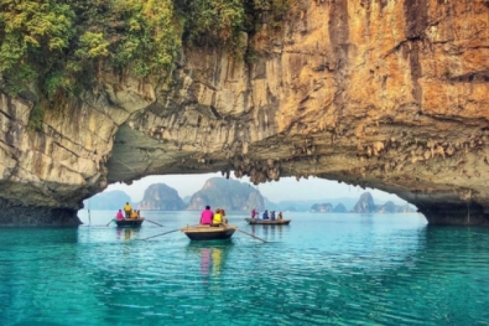 Baie d'Halong - Grotte sombre et lumineuse - Hanoï (Petit déjeuner - Brunch)