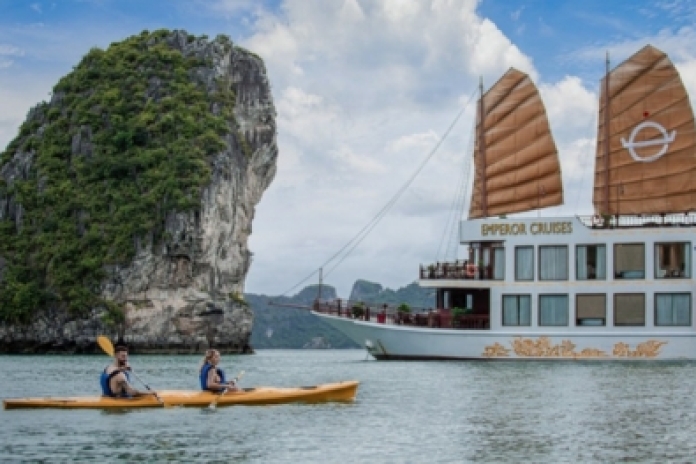 Hanoï - Baie d'Halong - Grotte de Me Cung - Ferme de perles de Tung Sau (L,D)