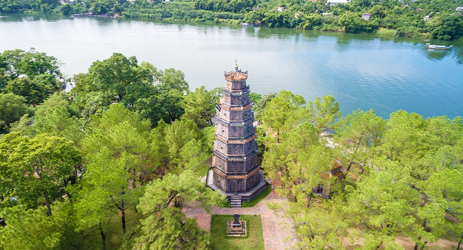 Pagode de Thien Mu au bord de la rivière à Hué