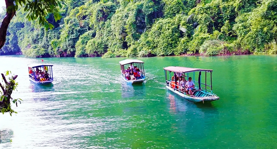 Croisière sur lac Ba Bể Vietnam