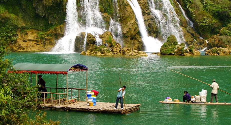 Croisière en radeau aux chutes Bản Giốc