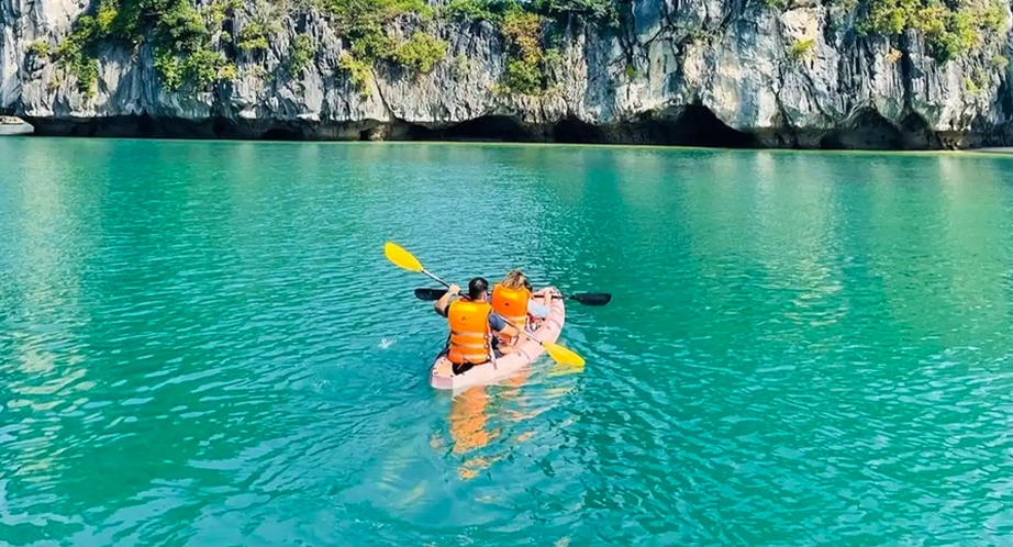 Kayak à la baie de Lan Ha