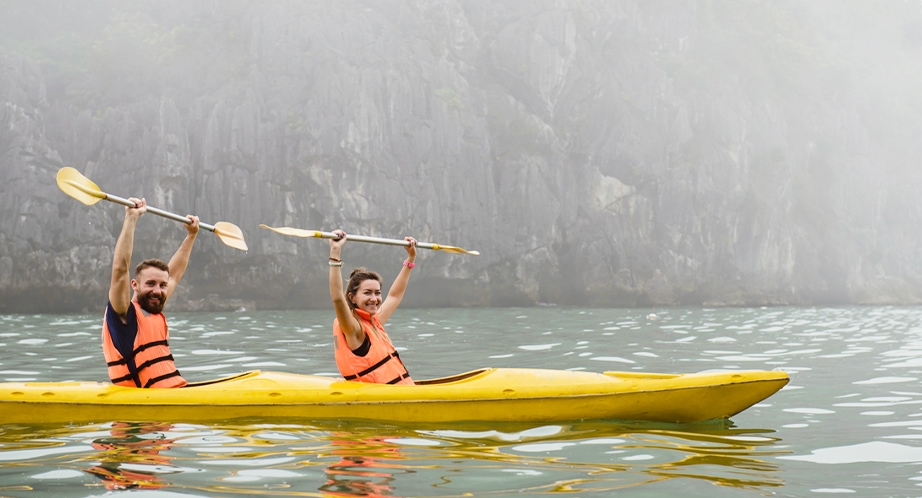 Kayak à la baie d'Halong, Vietnam