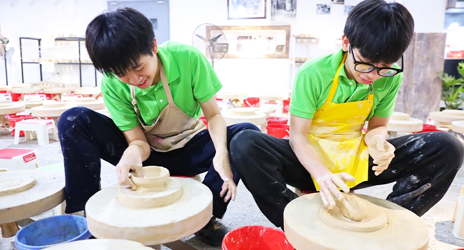 Cours de poterie au village de Bat Trang