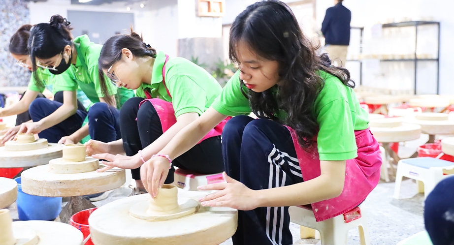 Cours de poterie au village de Bat Trang