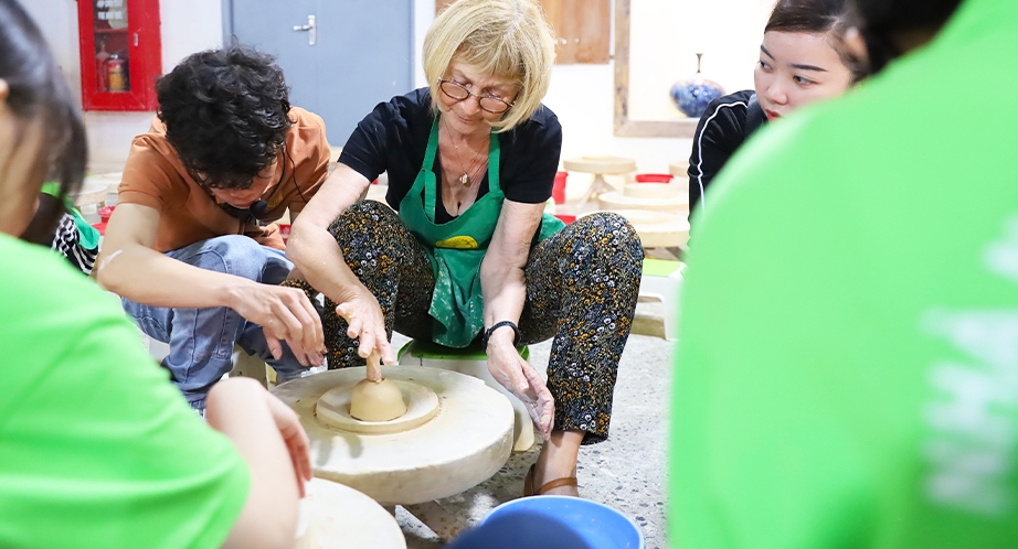 Cours de poterie au village de Bat Trang