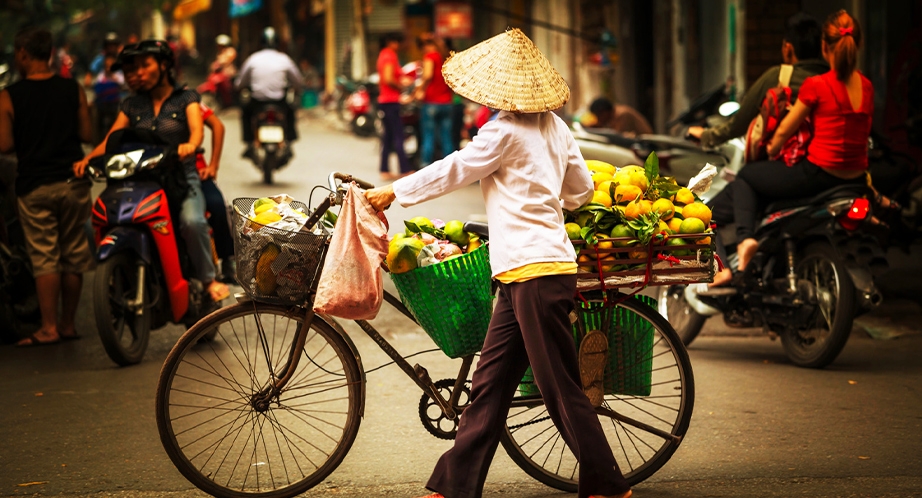 922-32-street-vendor-hanoi-vietnam