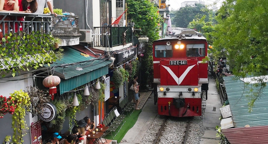 Le train traverse Hanoï