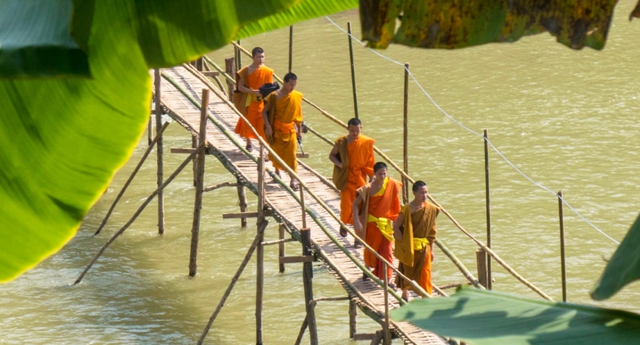 Le moine demande l'aumône au Laos
