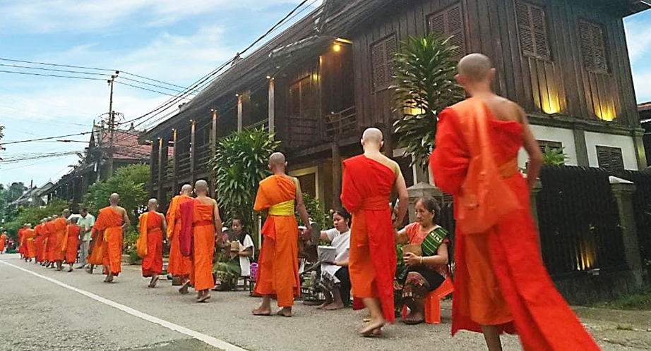 Le moine demande l'aumône au Laos