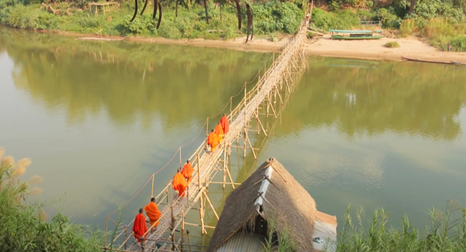 Pont de bambou à Luang Prabang