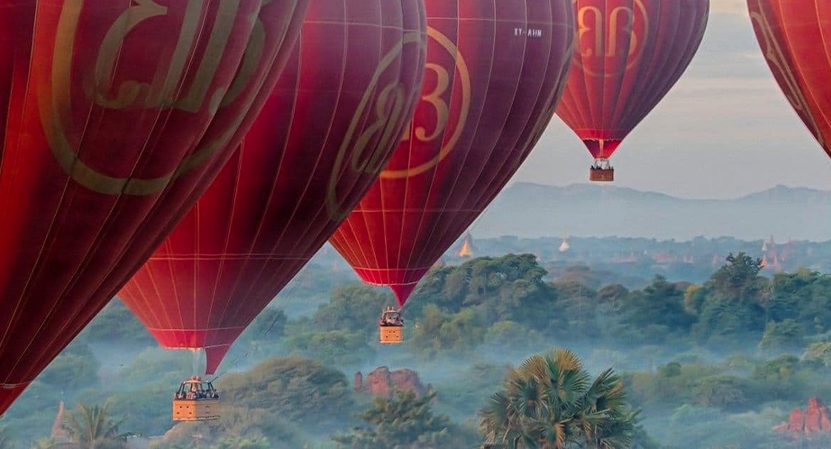 Montgolfière au-dessus de Bagan