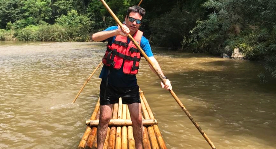 Radeau de bambou le long de la rivière à Chiang Mai