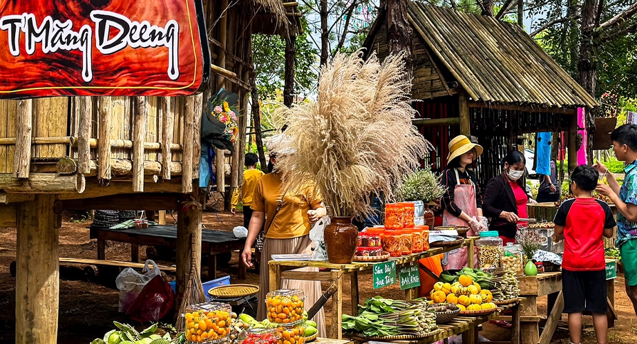 Marché hebdomadaire de Làng T’mang Deeng