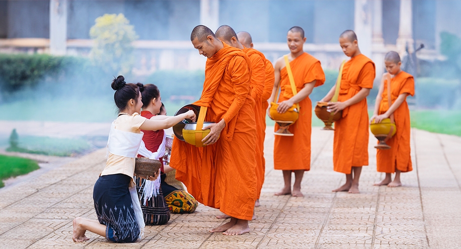 Moine implorant l'aumône au Cambodge