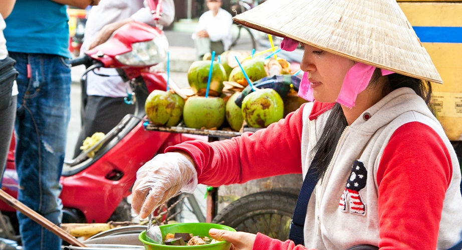 Femme vietnamienne avec son chapeau conique