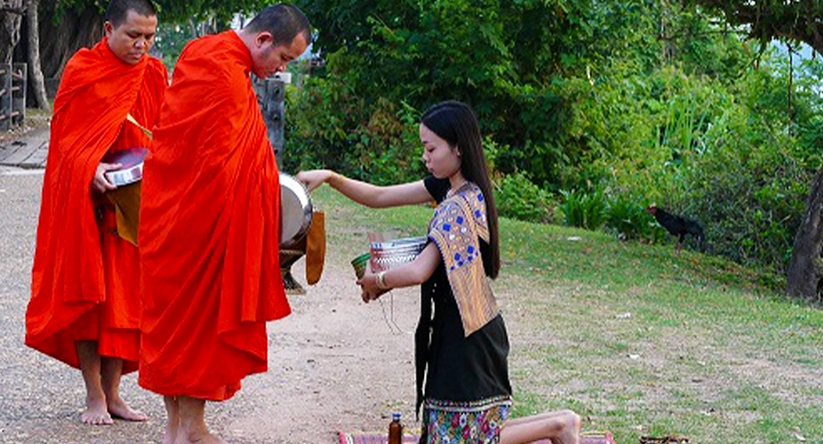 Moine implorant l'aumône au Laos