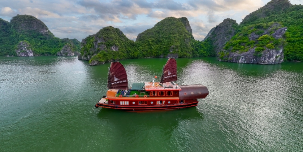 La jonque dans la baie de Lan Ha 