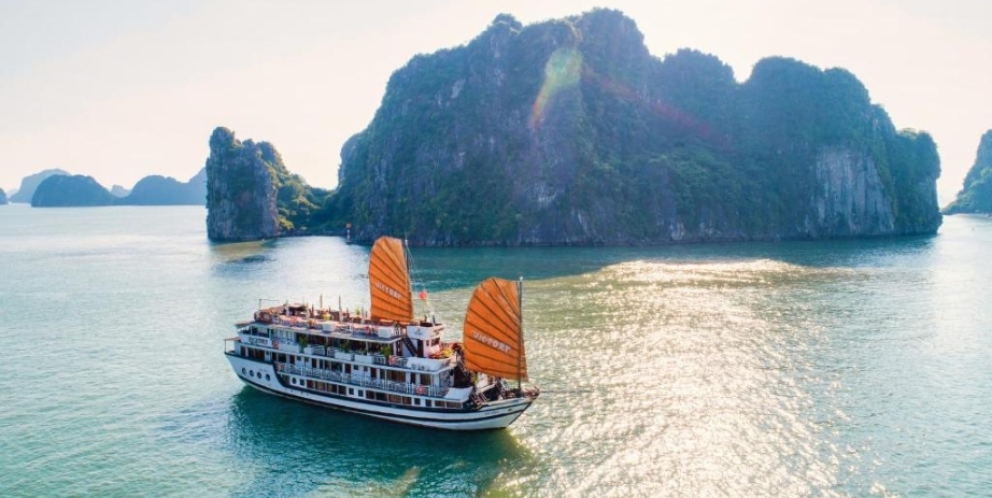 Jonque Victory dans la baie d'Halong