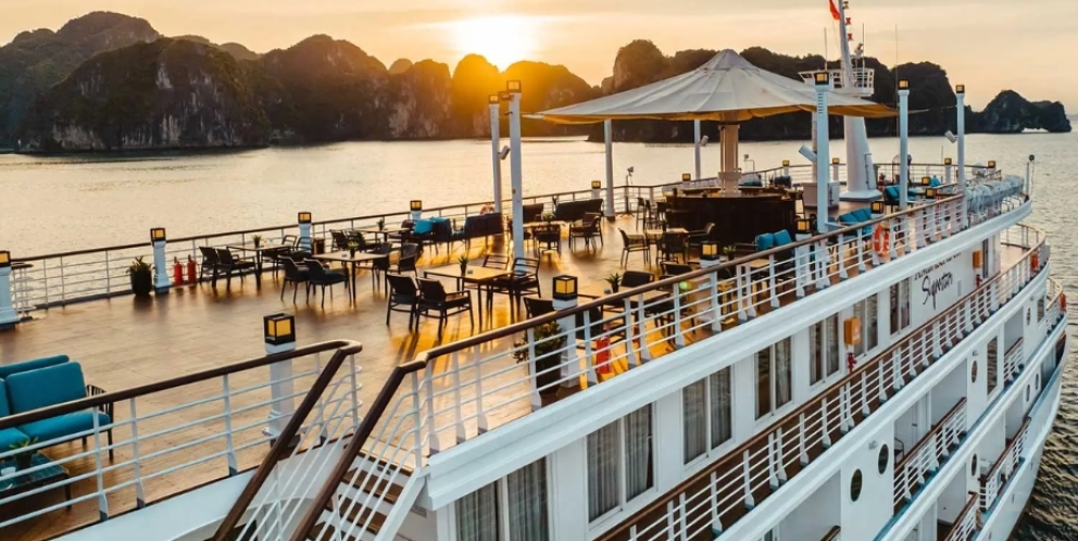 Profiter le coucher du soleil dans la baie de Lan Ha