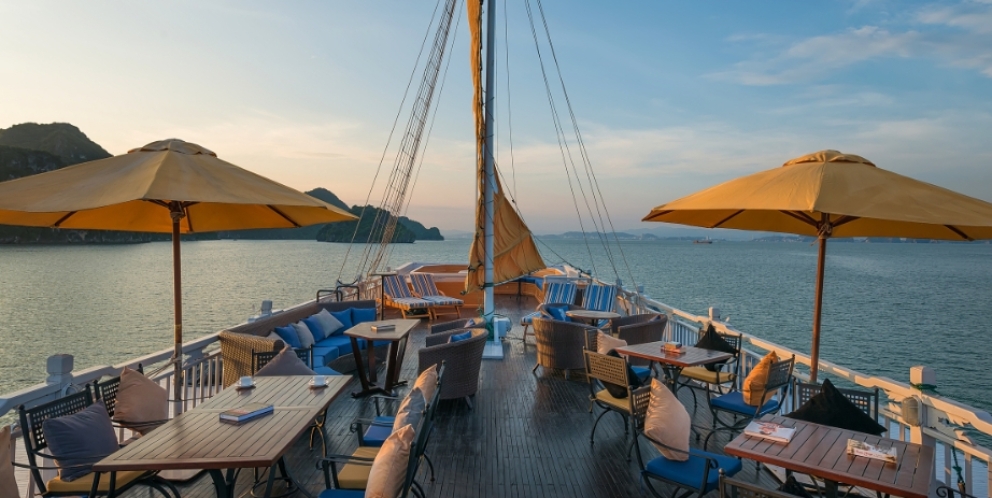 Une partie de la baie d'Halong de la jonque