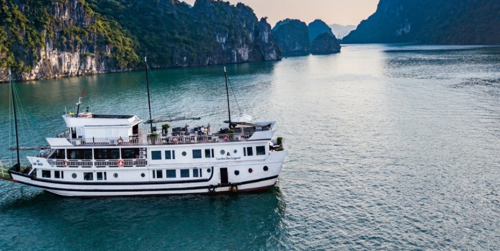 La croisière traversée la baie de Bai Tu Long