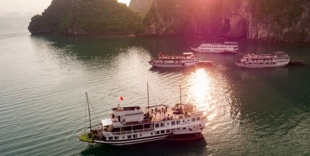 Croisière navigue dans la baie de Bai Tu Long