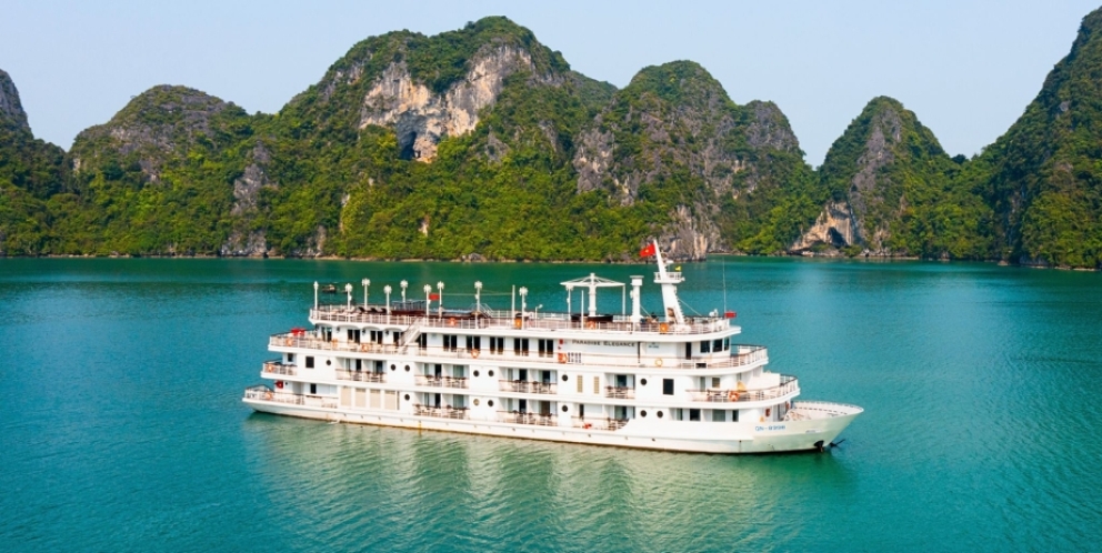 La jonque via la route classique dans la baie d'Halong 