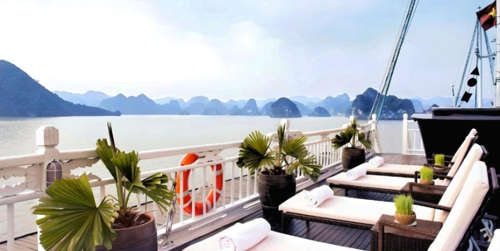 Admirez la beauté de la baie d'Halong sur des transats