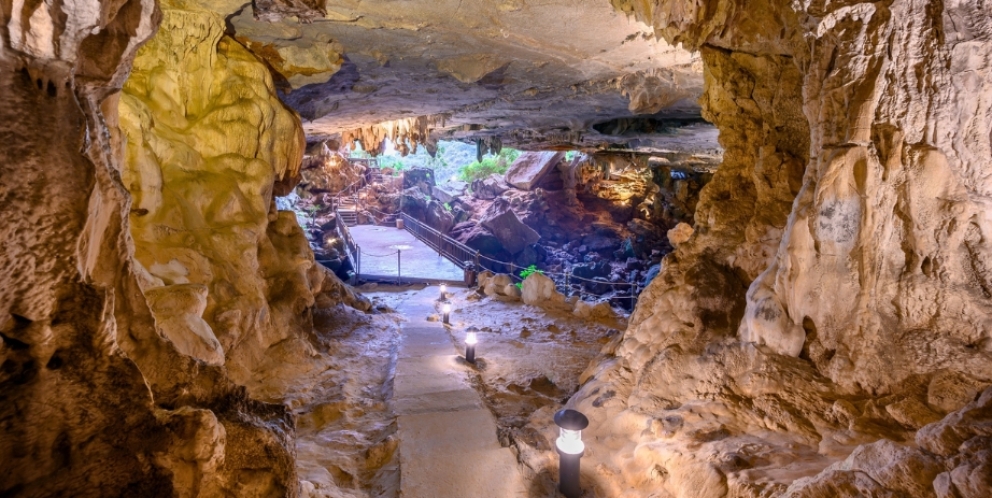 Profitez des formations rocheuses uniques dans la grotte de Sung Sot