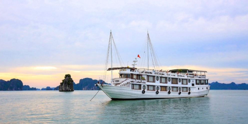 Jonque Oriental Sails dans la baie d'Halong