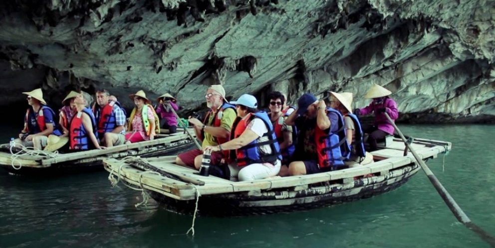 Explorer la grotte de Luon dans la baie d'Halong 