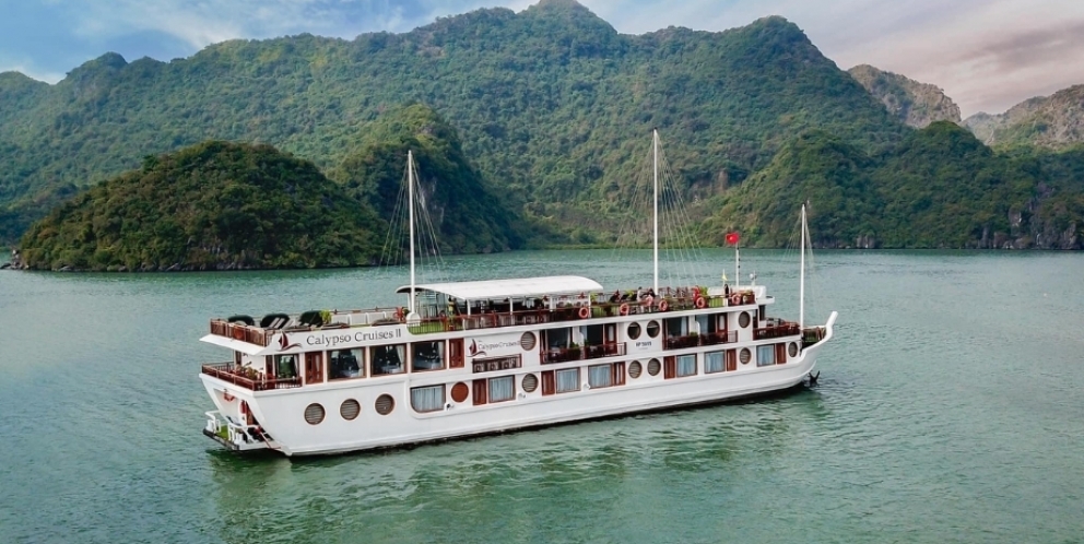 Une croisière bateau traverse la baie de Lan Ha - Île de Cat Ba