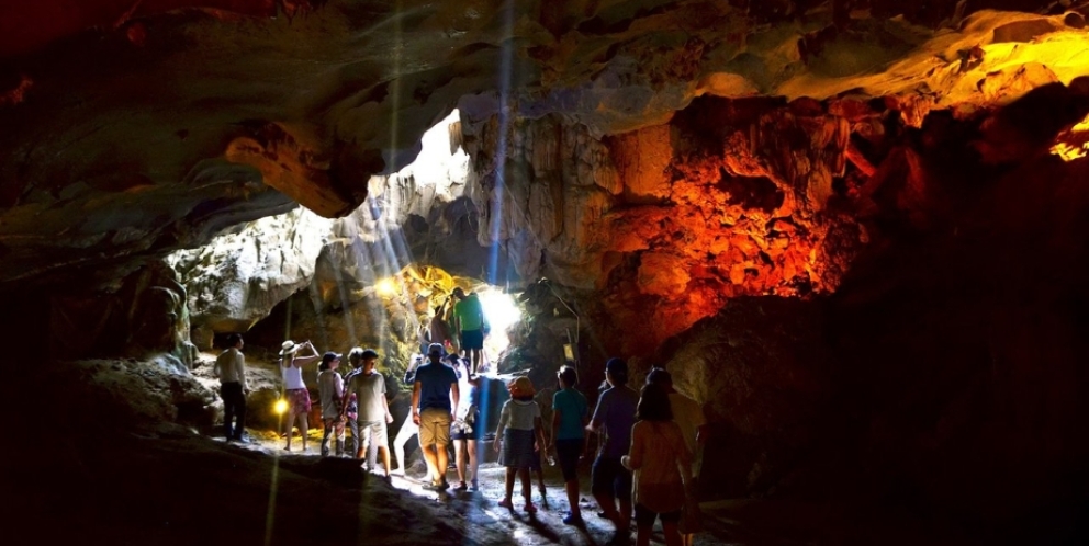 Explorer la grotte de Sung Sot dans votre itinéraire