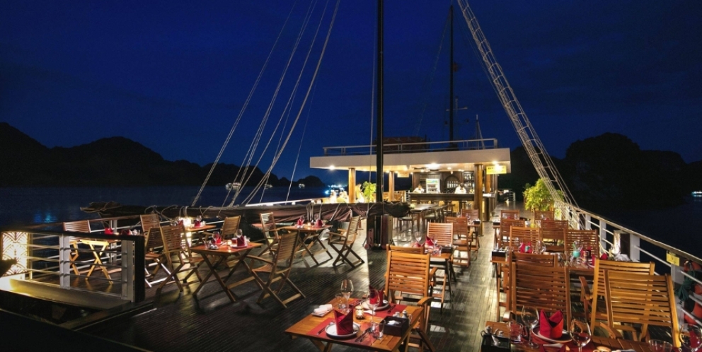 Mettre la table pour le dîner sur la croisière 