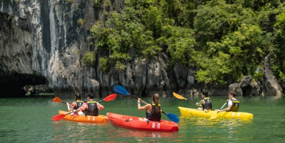 Faire du kayak dans la baie