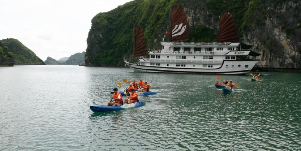 Faire du kayak à la baie d'Halong