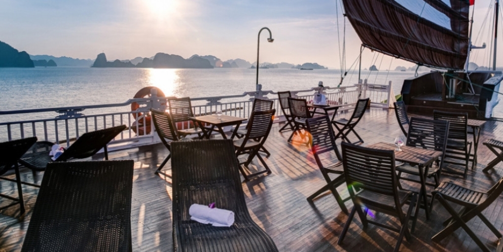 Terrasse ensoleillée sur le bateau