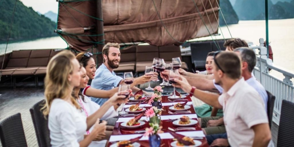 Petite fête sur jonque Bhaya Classic