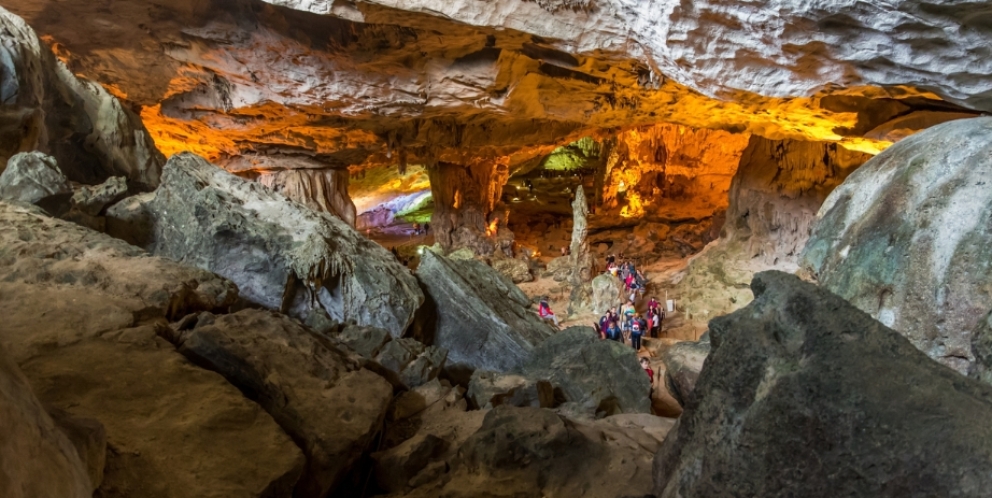 Grotte de Sung Sot avec beauté magnifique