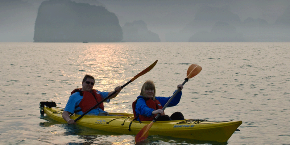 Kayaking dans la bai d'Ha Long