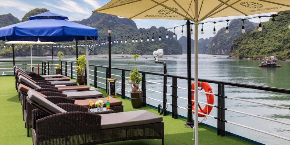 Terrasse spacieuse avec vue sur la baie de Lan Ha