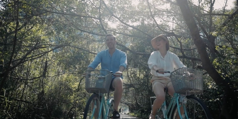 Faire du vélo dans le village de Viet Hai 